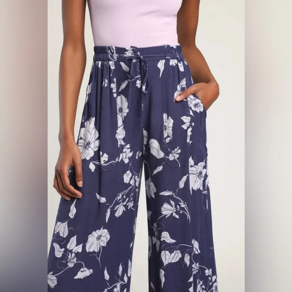 🚨 NWT Lulus Growing On You Navy Blue Floral Print Wide Leg Pants. Size Medium. - Picture 3 of 4